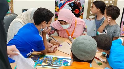 ورش الرسم والخط بجناح الأزهر تجذبان زوار معرض الإسكندرية للكتاب 