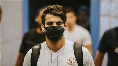 وصول حافلة الزمالك.. واللاعبون يتفقدون أرضية ملعب السويس | صور