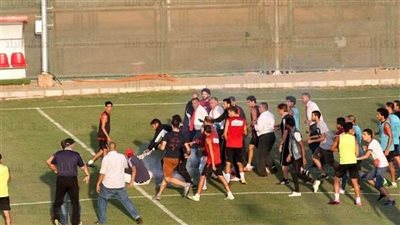 غرائب كرة القدم.. شجار بالأيدي بين لاعبي فريقين في نهاية مباراة بالغربية والجماهير تتدخل
