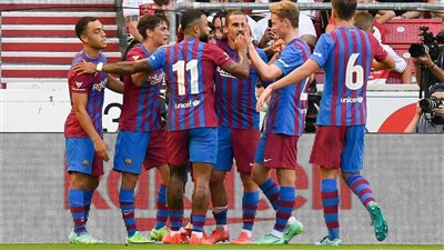 لاعب برشلونة يدخن الشيشة في أحد المقاهي.. والجماهير غاضبة