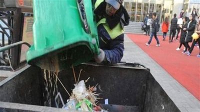 حيات.. عاملة نظافة مسنة تسافر يوميًا من الشرقية إلى القاهرة لتنظيف شوارع الزاوية الحمراء