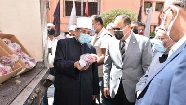 وزير الأوقاف يوزع