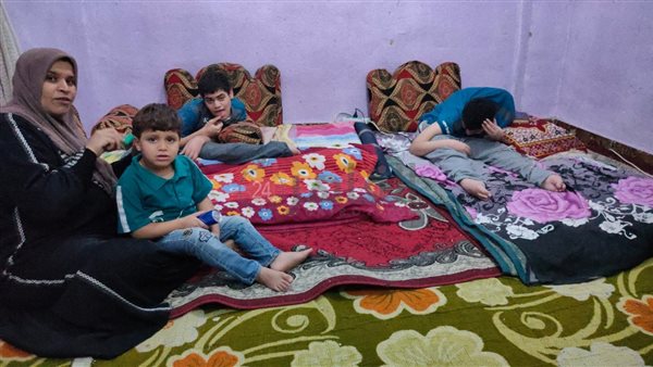 الأطفال الثلاثة ووالدتهم