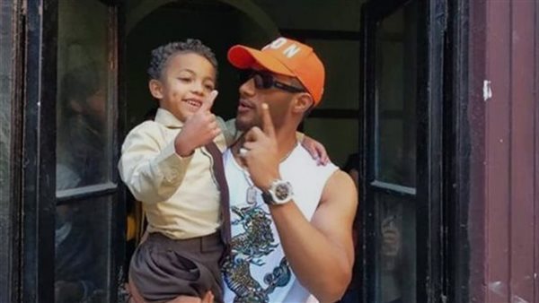 محمد رمضان مع الطفل