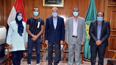 محافظ القليوبية يكرم الثالث مكرر علمي رياضة بحضور والده ووالدته │صور 