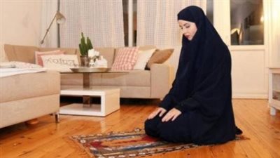 الإفتاء توضح حكم كشف قدم المرأة في الصلاة وارتداء الحذاء المكشوف خارج المنزل