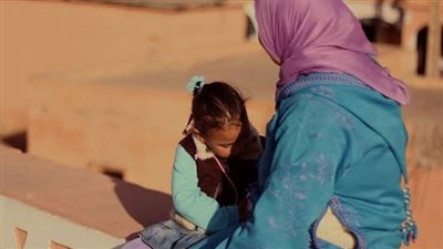 مش قادرة أصرف عليهم.. معاناة أم بعدما تركها زوجها بأطفالها وهرب