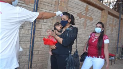 الكشافة الكنسية توزع كمامات على المحتفلين بعيد العذراء مريم بإسنا جنوب الأقصر| صور