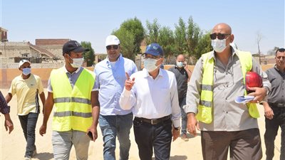 محافظ المنيا يتفقد مشروعات حياة كريمة بالعدوة ويضع حجر أساس محطة مياه
