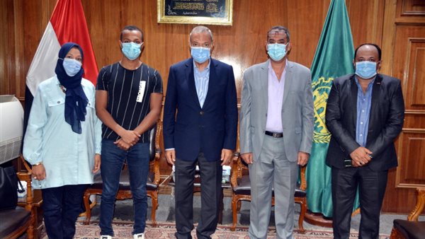 محافظ القليوبية يكرم