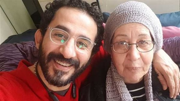 أحمد حلمي مع والدته
