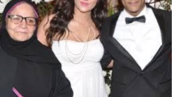 محمد رمضان مع زوجته