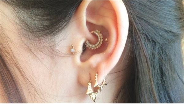 ارتداء أكثر من قرط