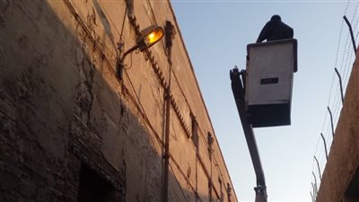إصلاح أعمدة إنارة ورفع كفاءة الكهرباء في أحياء الإسكندرية استجابة لشكاوى المواطنين