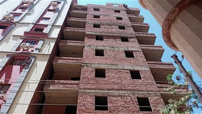 بدء إزالة العقار المائل بمدينة المنصورة | صور وفيديو