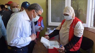 محافظ المنيا يتابع تلقي لقاح كورونا بمركز شباب عطف حيدر