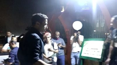 رغم خلافهما.. أحمد فهمي يحضر عزاء حماة محمد رمضان