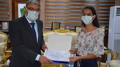 محافظ المنيا يكرم الطالبة مريم الرابع مكرر على مستوى الجمهورية بـ الثانوية العامة