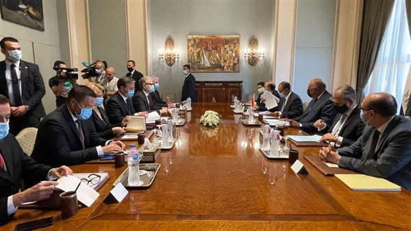 جلسة مباحثات بين