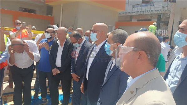 وزير الإسكان أثناء