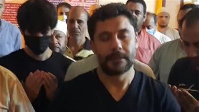 أحمد حسن يؤدي صلاة الجنازة على والدته قبل دفنها في مقابر العائلة| صور