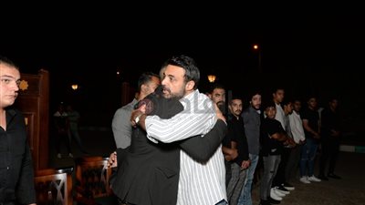  عمرو محمود ياسين يقدم واجب العزاء في وفاة حماة محمد رمضان