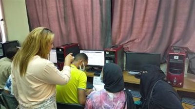 إقبال ملحوظ على معامل تنسيق آداب عين شمس