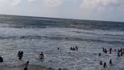 إنقاذ 11 شخصا من الغرق ورفع الرايات الحمراء بشواطئ الإسكندرية