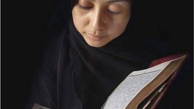 مدير المساجد الأثرية بالأوقاف: يجوز للحائض مس المصحف بشرط