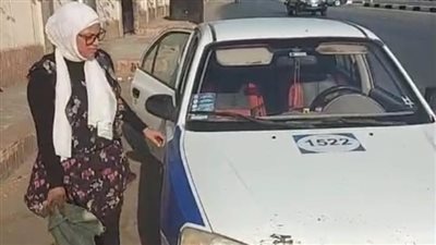 لمساعدة زوجها ورعاية أطفالها.. أم آدم تعمل سائقة تاكسي صباحا وفرد أمني مساءً في بورسعيد