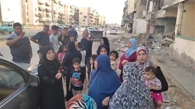 10 أسر يستغيثون بوزير الإسكان ببورسعيد: بيوتنا بتتهد وهنترمي في الشارع احنا وعيالنا | صور وفيديو