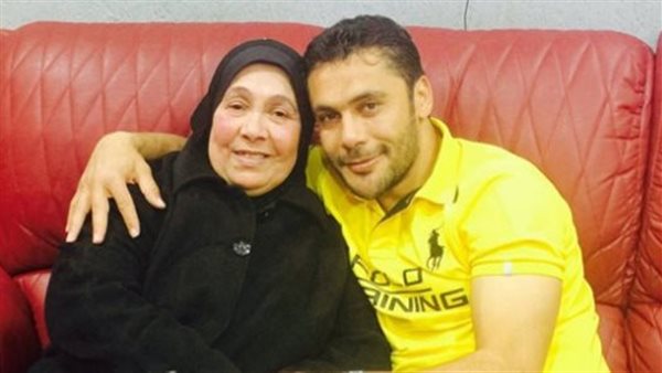 أحمد حسن مع والدته