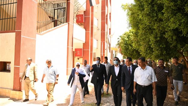 جولة نائب محافظ قنا