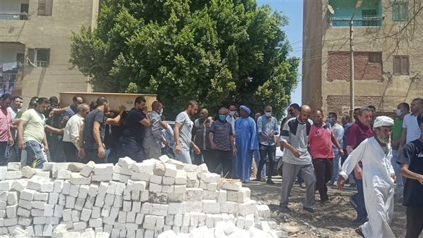 أحمد حسن يحمل جثمان