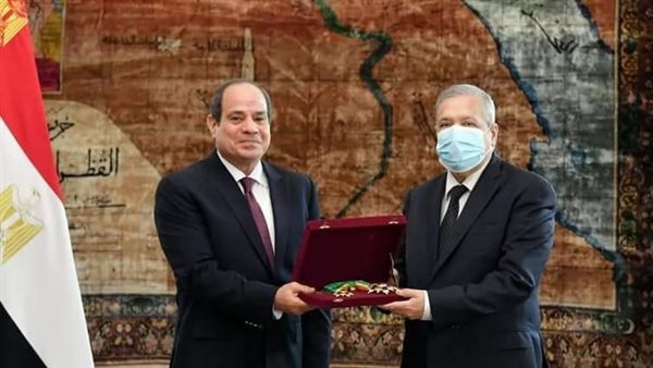 الرئيس السيسي يمنح