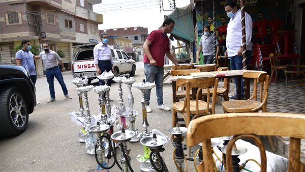 محافظ يغلق عدد من