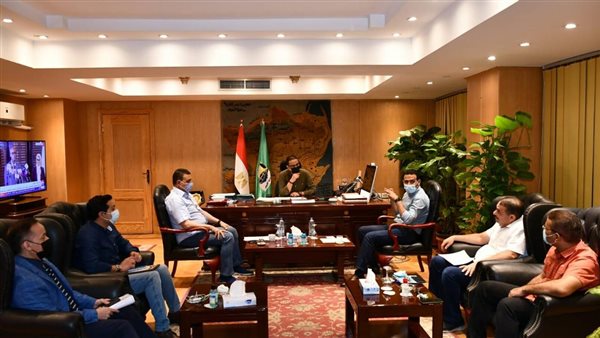 محافظ الفيوم يبحث