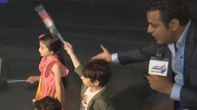 لحظة وصول الأطفال المصريين من كابول إلى أرض الوطن على متن طائرة مصرية | صور