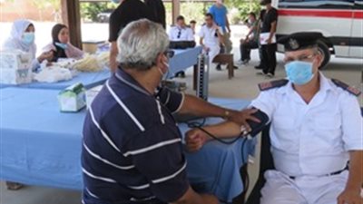 لفتة إنسانية.. ضباط وجنود شرطة المواصلات يتبرعون بالدم| صور