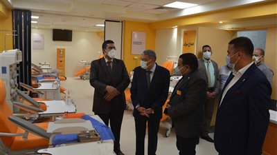 محافظ المنيا يتفقد مراكز تلقي لقاح كورونا والتطعيم ببلازما الدم