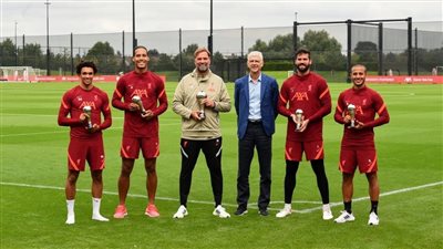 أرسين فينجر يسلم لاعبي ليفربول ويورجن كلوب جوائز الأفضل في 2020|صور