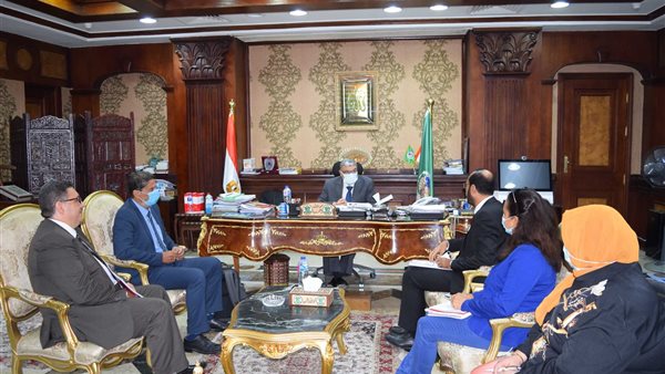 محافظ المنيا يلتقي