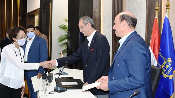 وزير الاتصالات ومحافظ