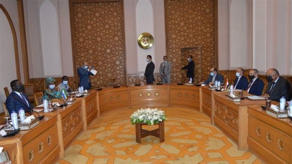 جلسة مشاورات بين