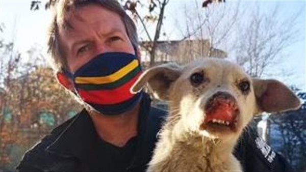 الضابط رفقة أحد الكلاب