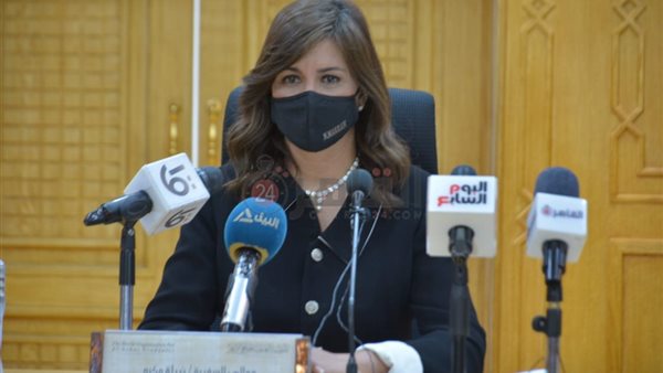 السفيرة نبيلة مكرم