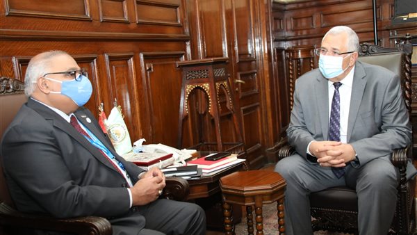 وزير الزراعة مع ممثل