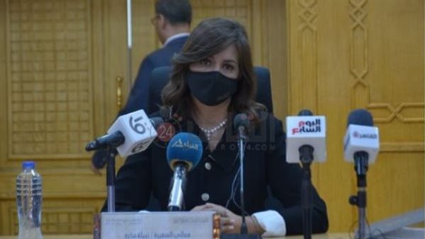 السفيرة نبيلة مكرم