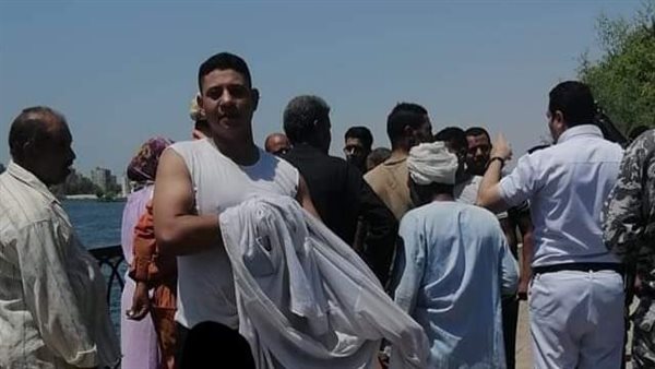 إنقاذ ربة منزل وطفلها