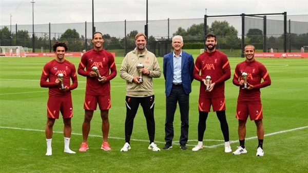 فينجر يسلم لاعبي